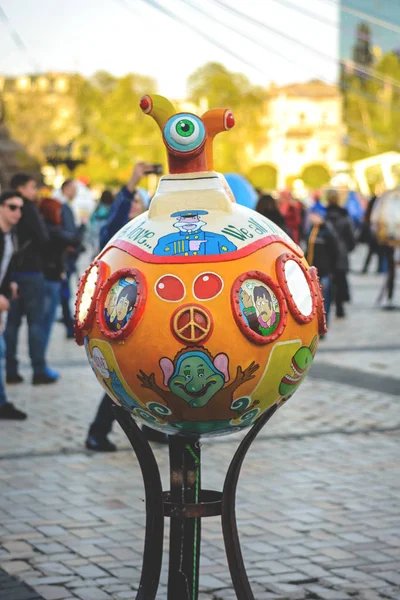 KIEV, Ucrania - 17 de abril de 2017: Huevos pintados.Festival callejero de huevos de Pascua grandes en la plaza Sofievskaya . — Foto de Stock