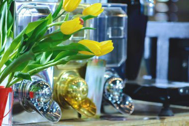 Dara kahve için arka planı Sarı laleler