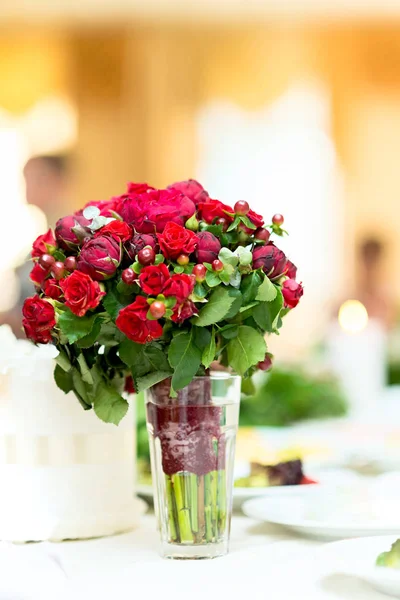 Composición de rosas rojas sobre la mesa —  Fotos de Stock