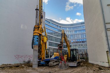 Berlin, Almanya - 02 Aralık, 2016:Construction makinesi, zemine kazık attı. Yakın tarak standları.