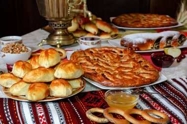 Payları tablo tarihinde kirazlı turta ile. Pasta ve pasta odaklanmak