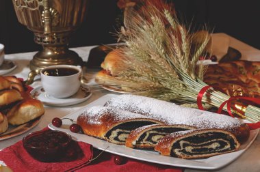 Çay için masaya doldurma bir haşhaş ile pasta.