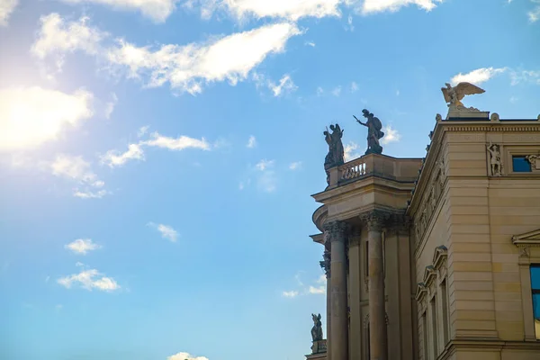 Berlino, Germania - 02 dicembre 2016: Sculture sulla facciata dell'Università di Humboldt a Berlino — Foto Stock