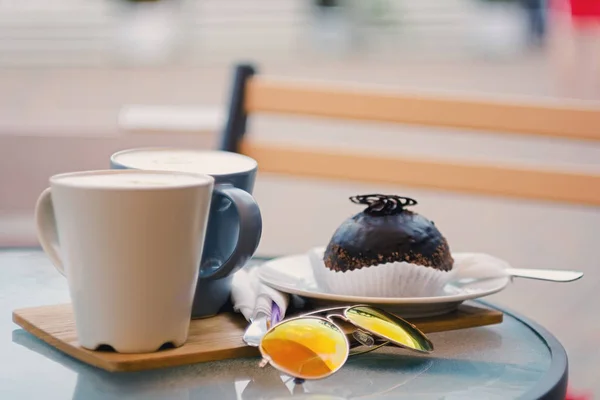 Deux tasses de café et un gâteau au chocolat sur la table . — Photo