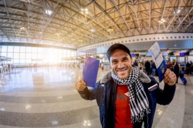 Bir adam Ukraynalı bir pasaport ile vizesiz rejim havaalanında sahiptir. Yumuşak odak.
