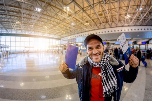 Ένας άνθρωπος με μια ουκρανικού διαβατηρίου απολαμβάνει καθεστώς απαλλαγής θεώρησης στο αεροδρόμιο. Απαλή εστίαση. — Φωτογραφία Αρχείου