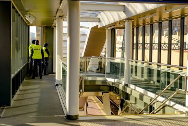 Tren istasyonunda Lehçe polis