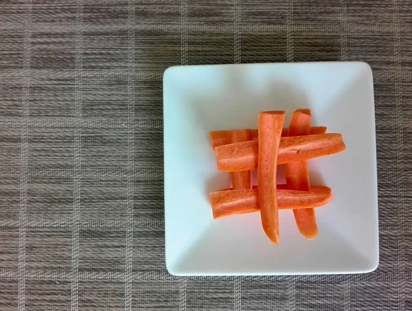 Carottes pelées sur une table dans une assiette — Photo