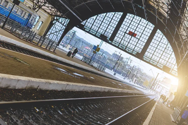 Lvov, Ukrajina - 22. října 2016: železniční stanice v Lvově, Ukrajina. Design je podobný na vlakové nádraží v Miláně, Italy.Early ráno. Měkké zaostření. Tónování — Stock fotografie