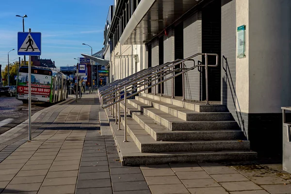 Zentraler Eingang zum Bahnhofsgebäude — Stockfoto