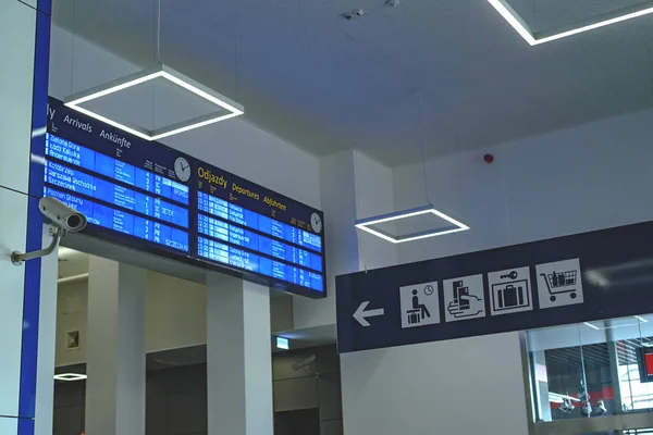 Szczecin, Polen - 03 December 2016: Informatie terminal op het SNCF-station in Szczecin . — Stockfoto