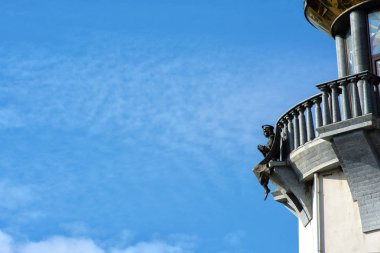 Kalenin üzerinde dua anıt heykel Detay