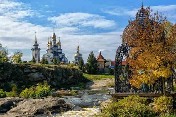 Őszi park, kilátással a gyönyörű templom — Stock Fotó