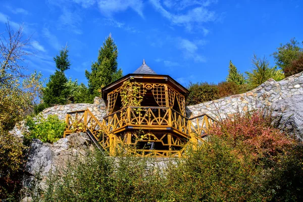 Gazebo de madera se encuentra en las rocas — Foto de Stock