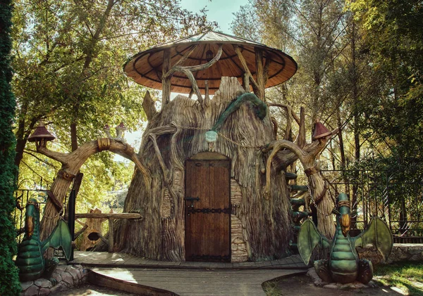 Pohádkový dům v parku s draky — Stock fotografie