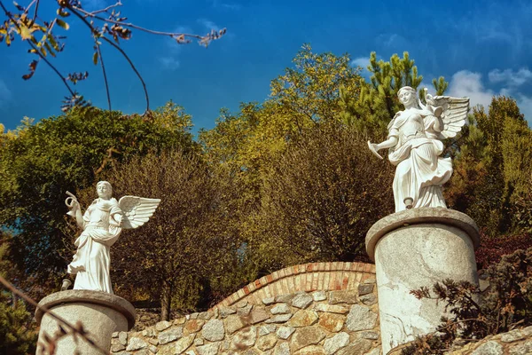 Deux statues blanches d'une femme aux ailes — Photo