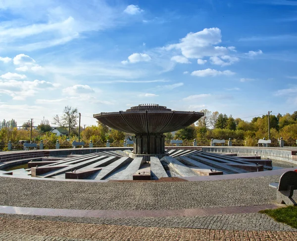 De concrete kom van de fontein in de achtergrond van de hemel — Stockfoto