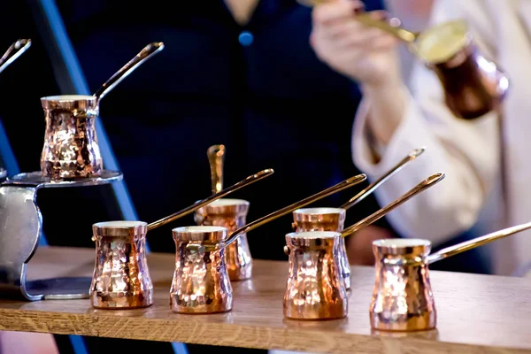 Turken voor het koken van koffie uit koper. Ondiepe scherptediepte. — Stockfoto