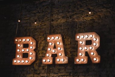 Yazıt Bar ışık ampuller karşı tuğla duvar