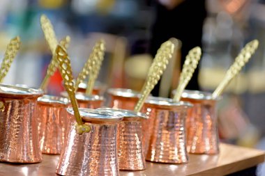 Bakır kahve pişirme için Türkler. Sığ derinlik-in tarla.