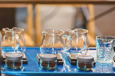 Bir barista el ile bira kahve için ayarla