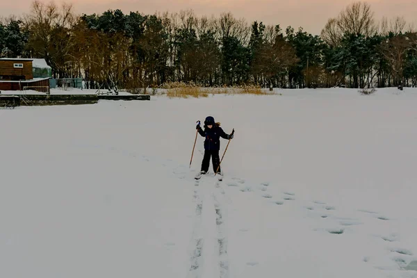 Skiën in de winter rivier jongen — Stockfoto
