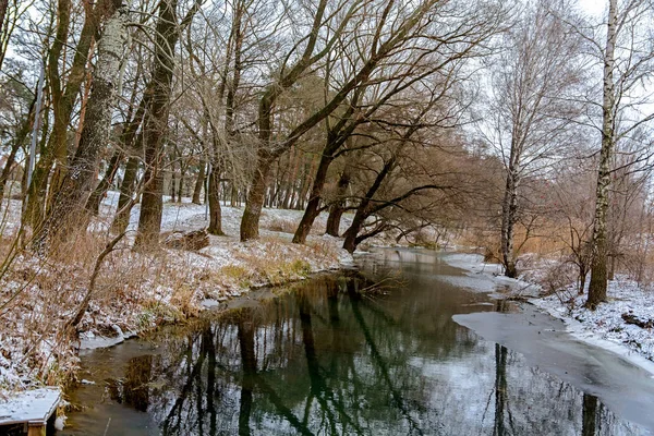 Winter rivier tussen de bomen — Stockfoto