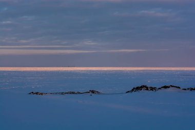 Kalın bulutlar ve kış donmuş nehir.