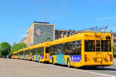 Cherkasy, Ukrayna - 23 Nisan 2016: Yeni sarı troleybüs ayakta üst üste. Ukrayna, Cherkasy şehir. Şehrin yeni trolleybuses aldı. Yazı işleri