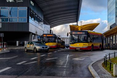Varşova, Polonya - 08 Aralık 2016: Düzenli otobüs tren istasyonu Varşova.