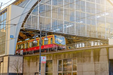 Berlin, Almanya - 02 Aralık 2016: Almanya Skytrain. Kırmızı metro istasyondan tren geldiğinde.
