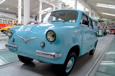 Szczecin, Polonya - 2 Aralık 2016: Technik Szczecin, Muzeum. Marka Mikrus Bay-300 müzede eski retro araba