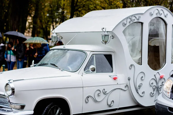 Lviv, Ukraine - October 22, 2016: Car wedding carriage — Stock Photo, Image