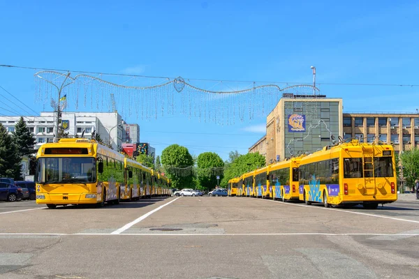 Cherkasy, Ucrânia - 23 de abril de 2016: Novo trólebus amarelo em pé em uma fileira. Ucrânia, cidade de Cherkasy. A cidade recebeu novos trólebus. Editorial — Fotografia de Stock