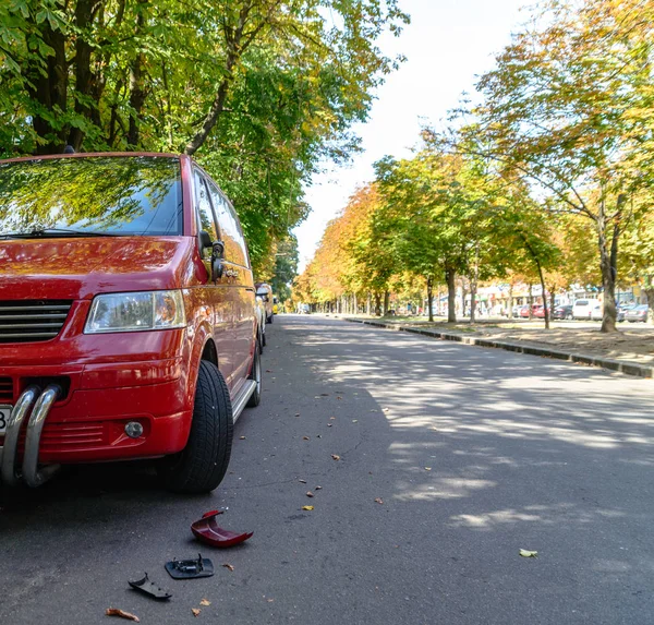 04-september-2016 cherkassy, ukraine: kaputter Außenspiegel am neuen Auto in rot, das am Fahrbahnrand steht. — Stockfoto