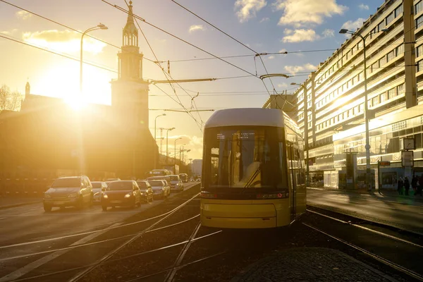 Nowoczesny tramwaj elektryczny żółty kolor na ulicach Berlina — Zdjęcie stockowe