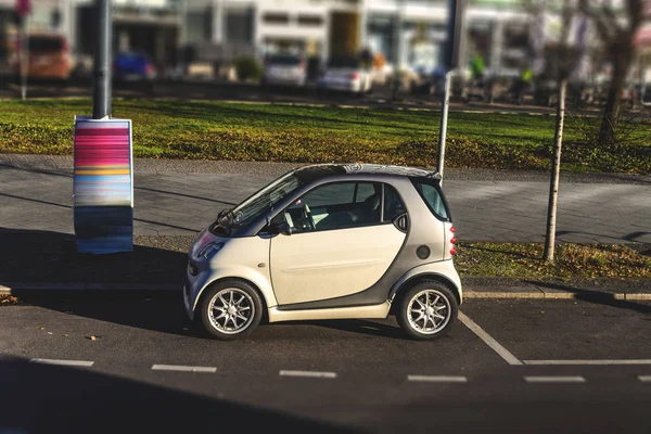 Berlim, Alemanha - 02 de dezembro de 2016: O mini-carro moderno é branco . — Fotografia de Stock