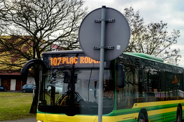 Autobus regularnych pasażerskich podróżujących na trasie. — Zdjęcie stockowe