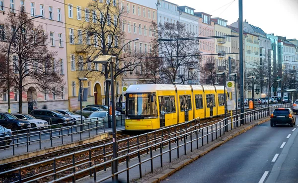 Желтый трамвай на улицах Берлина — стоковое фото