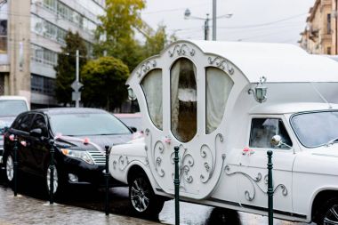 Lviv, Ukrayna - 22 Ekim 2016: Beyaz ve siyah araba taşıma düğün