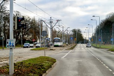 Tramvay cadde boyunca gider