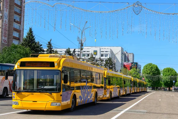 Cherkasy, Ukrayna - 23 Nisan 2016: Yeni sarı troleybüs ayakta üst üste. Ukrayna, Cherkasy şehir. Şehrin yeni trolleybuses aldı. Yazı işleri