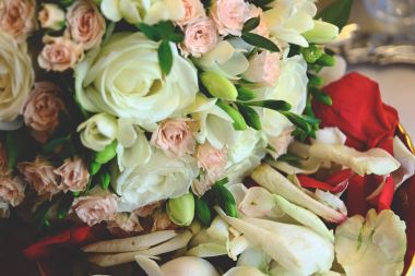 Bir buket gül pastel renklerde