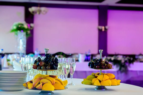 Fruta en un banquete buffet —  Fotos de Stock