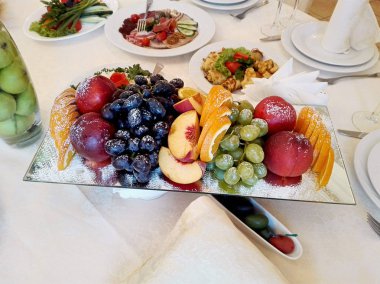 Meyve ile pudra şekeri serpilir