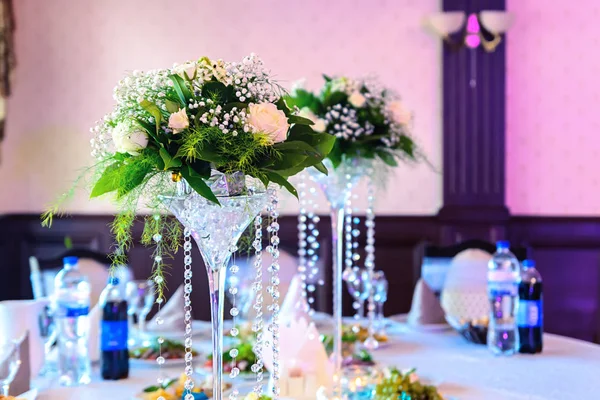 Blomsterarrangemang för att dekorera ett bankettbord — Stockfoto