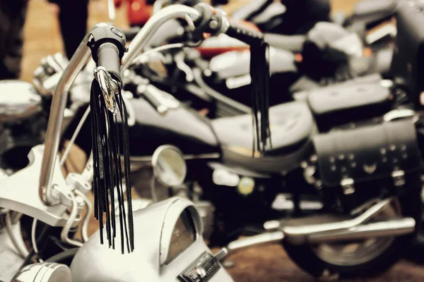 Zilverkleurige stuurwiel motorfiets — Stockfoto
