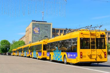 Cherkasy, Ukrayna - 23 Nisan 2016: Yeni sarı troleybüs ayakta üst üste. Ukrayna, Cherkasy şehir. Şehrin yeni trolleybuses aldı. Yazı işleri