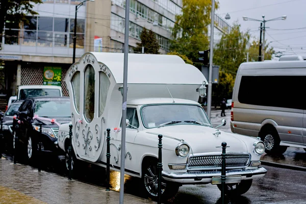 Lviv, Ukraine - 22 octobre 2016 : Voiture de mariage blanche — Photo