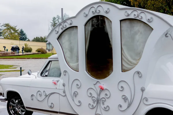 Lviv, Ukraine - October 22, 2016: White wedding car carriage — Stock Photo, Image